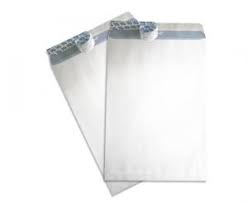 Paire d'enveloppes blanches F16 format A5 avec patte autocollante et fond de sécurité bleu.