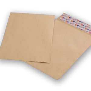 Enveloppe F23 en papier kraft brun avec bande autocollante pour envois de dossiers et documents A4.